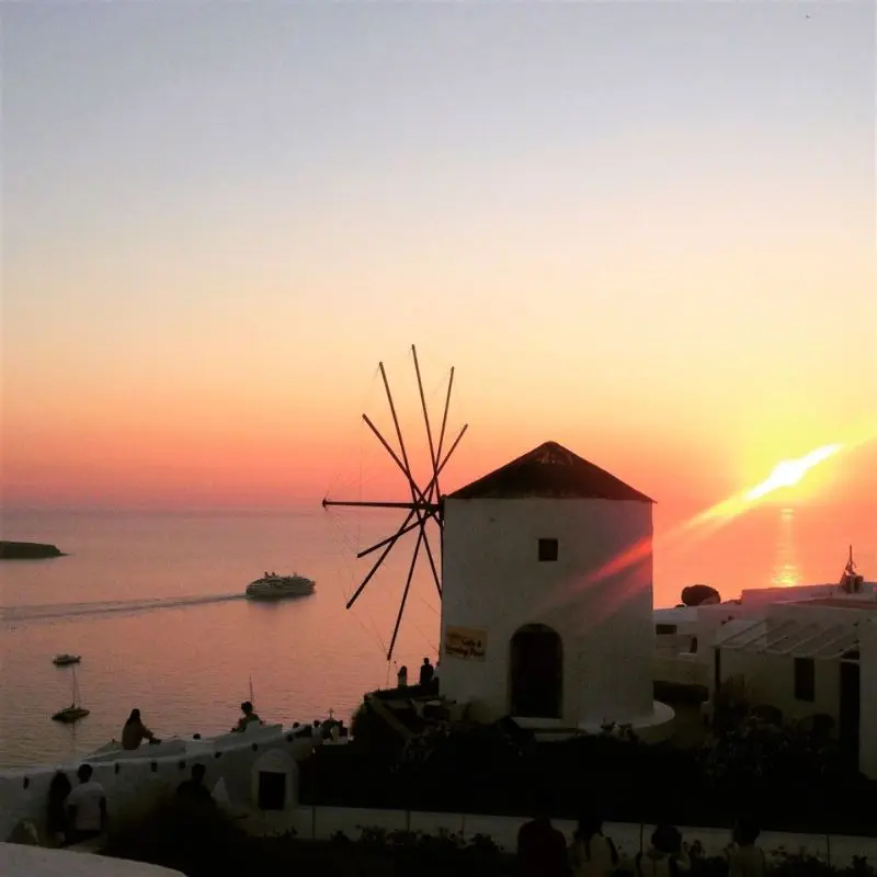 Oia Santorini thi&ecirc;n đường cổ t&iacute;ch b&ecirc;n bờ biển xanh Aegean 8
