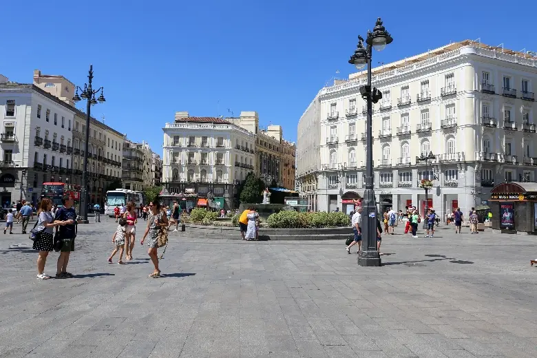 Quảng trường Puerta del Sol: Tr&aacute;i tim s&ocirc;i động của Madrid 9
