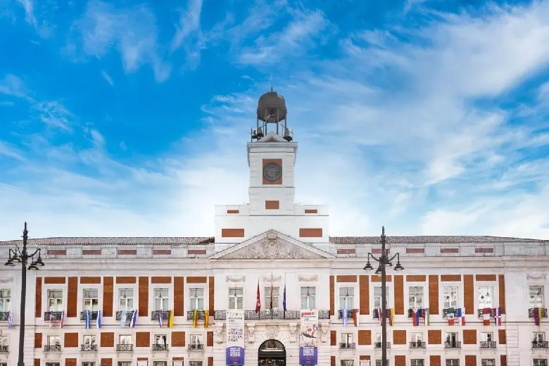 Quảng trường Puerta del Sol: Tr&aacute;i tim s&ocirc;i động của Madrid 5