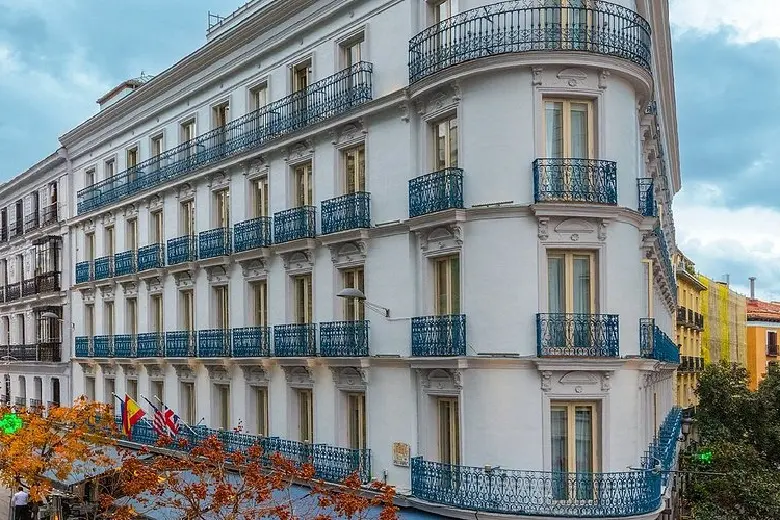 Quảng trường Puerta del Sol: Tr&aacute;i tim s&ocirc;i động của Madrid 6