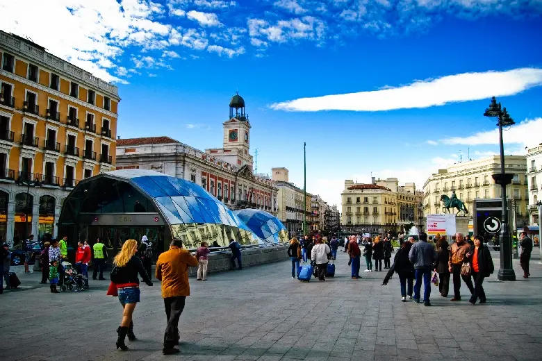 Quảng trường Puerta del Sol: Tr&aacute;i tim s&ocirc;i động của Madrid 3