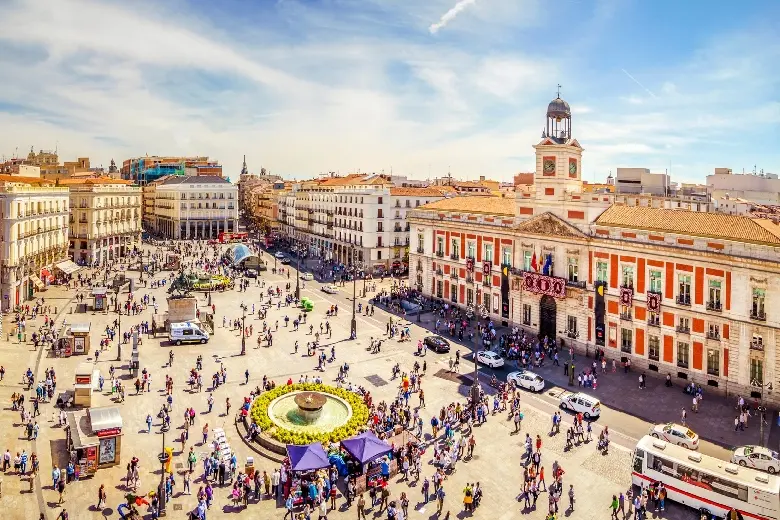 Quảng trường Puerta del Sol: Tr&aacute;i tim s&ocirc;i động của Madrid 2