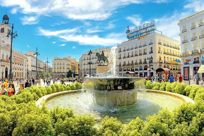 Quảng trường Puerta del Sol: Tr&aacute;i tim s&ocirc;i động của Madrid 7