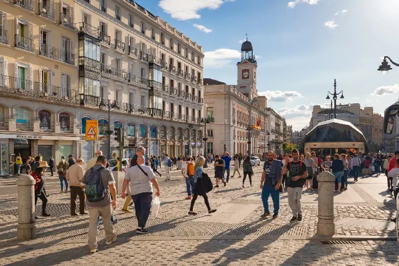 Quảng trường Puerta del Sol: Tr&aacute;i tim s&ocirc;i động của Madrid 8