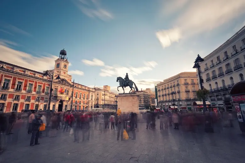 Quảng trường Puerta del Sol: Tr&aacute;i tim s&ocirc;i động của Madrid 10