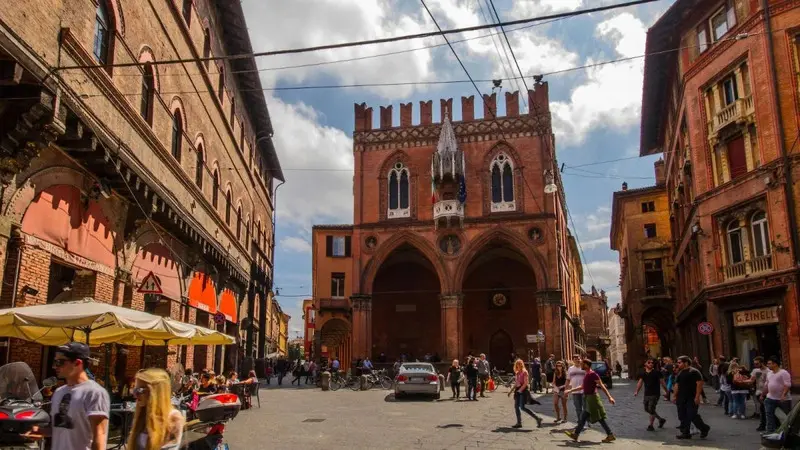 Th&agrave;nh phố Bologna, &Yacute;: Nơi t&ocirc;n vinh học thức v&agrave; kiến tr&uacute;c Trung cổ 3
