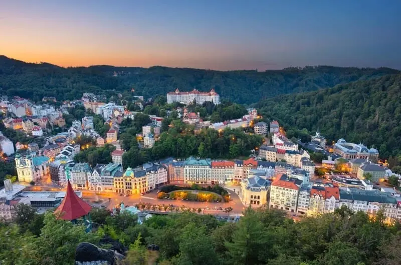 Thị trấn spa Karlovy Vary, v&ugrave;ng đất của những d&ograve;ng suối kho&aacute;ng n&oacute;ng 3