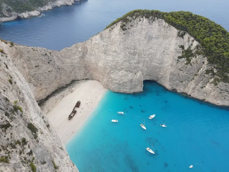 Thưởng l&atilde;m &lsquo;vi&ecirc;n ngọc xanh lam&rsquo; Navagio ngo&agrave;i khơi xa Hy Lạp 2
