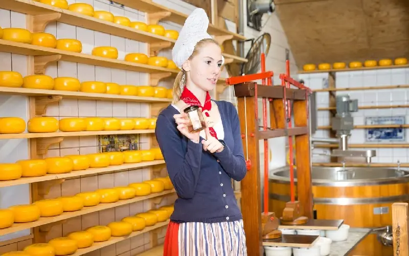 Volendam: Thị trấn ven biển cổ k&iacute;nh v&agrave; quyến rũ của H&agrave; Lan 5