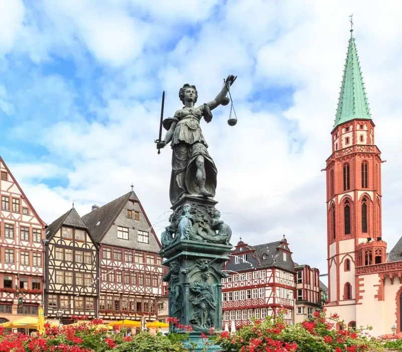 Lạc giữa Quảng trường Romerberg, kỳ quan miền Frankfurt