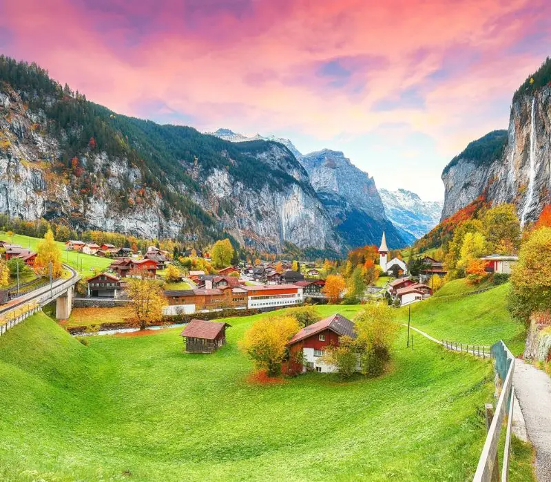 Lauterbrunnen thị trấn cổ tích ẩn sâu trong dãy núi Alps Thụy Sĩ