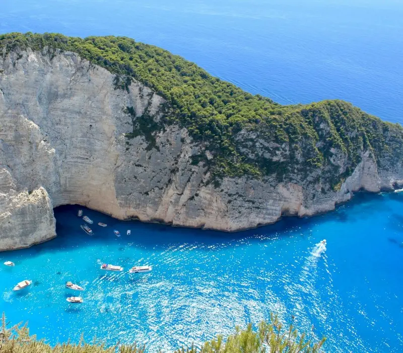 Thưởng lãm ‘viên ngọc xanh lam’ Navagio ngoài khơi xa Hy Lạp