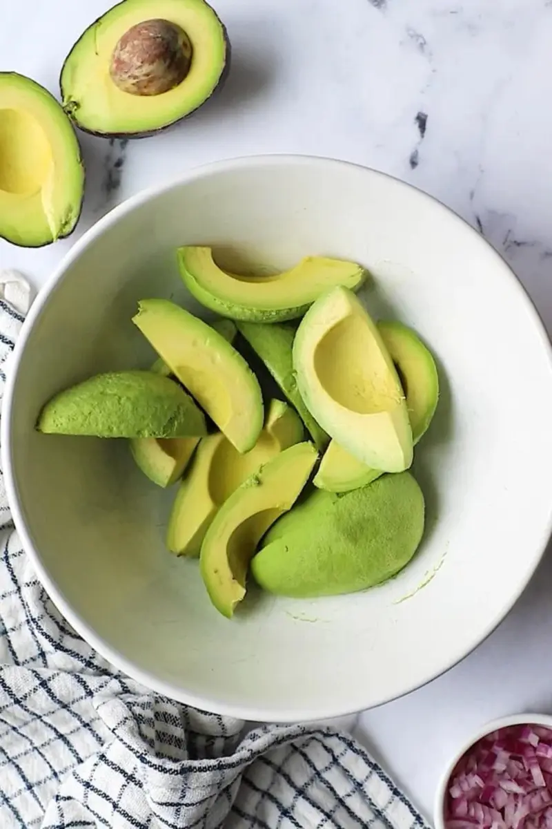 Guacamole: M&oacute;n sốt tr&aacute;i bơ healthy với c&aacute;ch l&agrave;m đơn giản 4