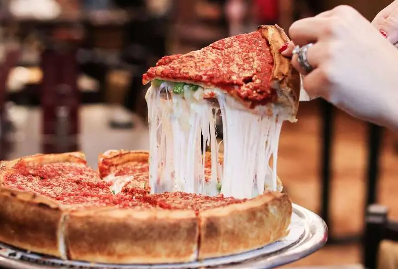 Pizza Chicago: D&ograve;ng Deep Dish độc đ&aacute;o mang lại định nghĩa mới 8