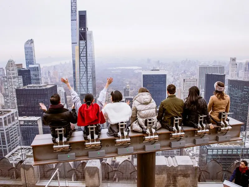 Lạc lối ở Rockefeller Center: Ốc đảo văn h&oacute;a giữa l&ograve;ng New York 3