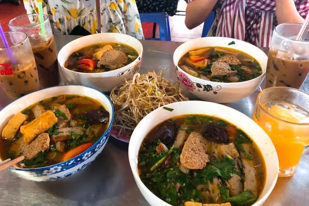 Đặc sắc qu&aacute;n B&uacute;n ri&ecirc;u B&agrave; 2 Khi&ecirc;m C&ocirc;n Đảo đốn tim thực kh&aacute;ch phương xa 4