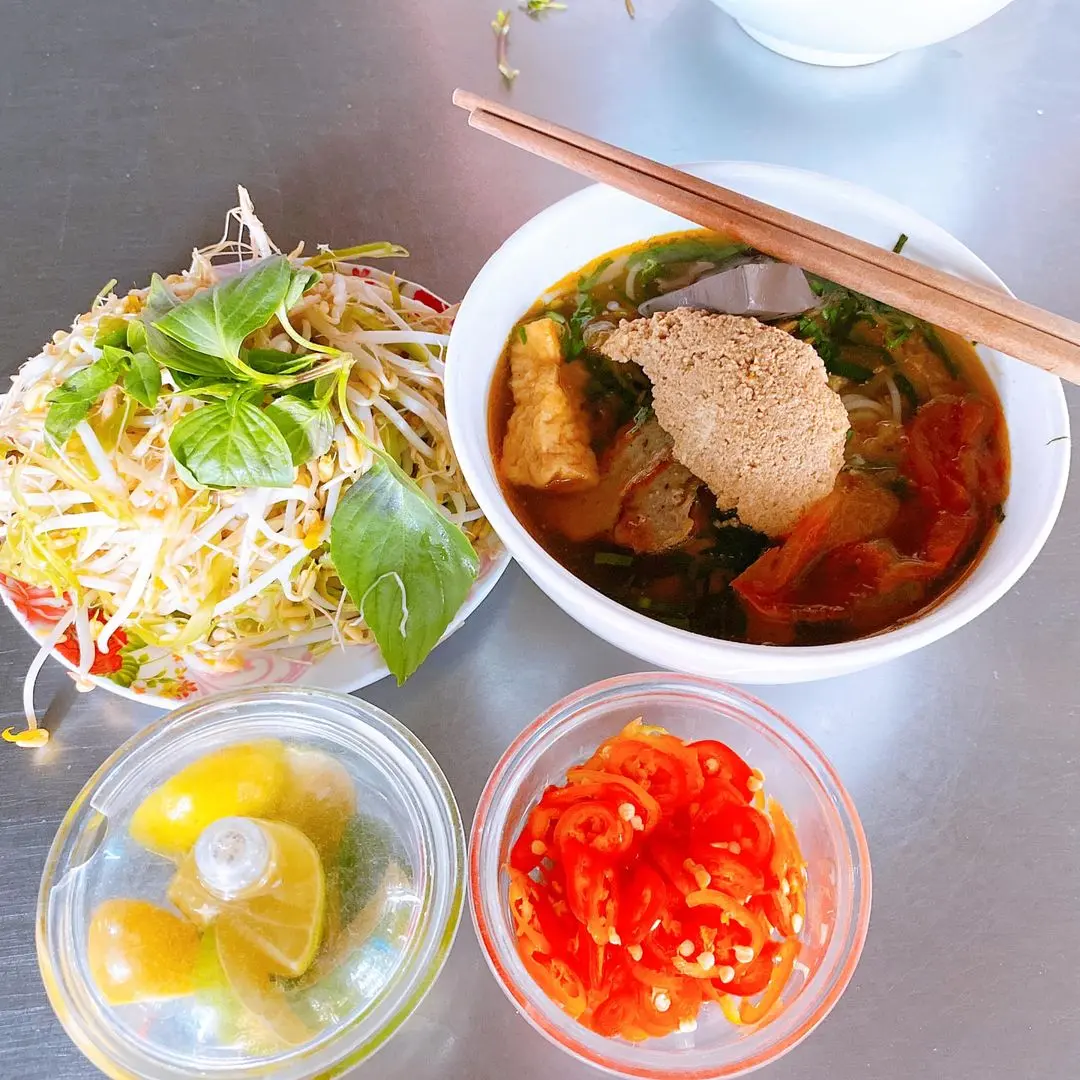 Đặc sắc qu&aacute;n B&uacute;n ri&ecirc;u B&agrave; 2 Khi&ecirc;m C&ocirc;n Đảo đốn tim thực kh&aacute;ch phương xa 7
