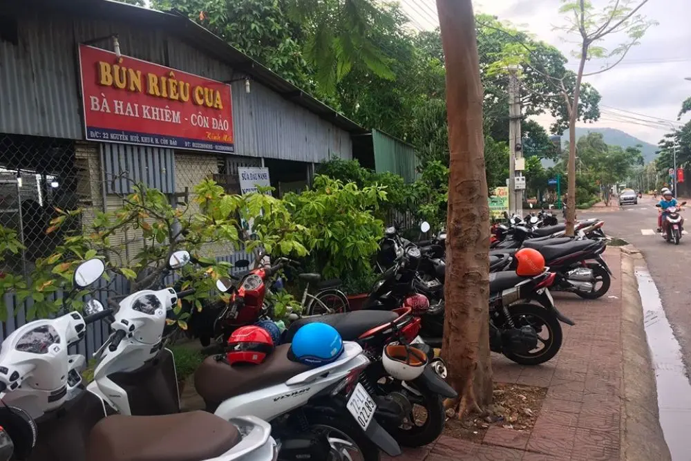 Đặc sắc qu&aacute;n B&uacute;n ri&ecirc;u B&agrave; 2 Khi&ecirc;m C&ocirc;n Đảo đốn tim thực kh&aacute;ch phương xa 6