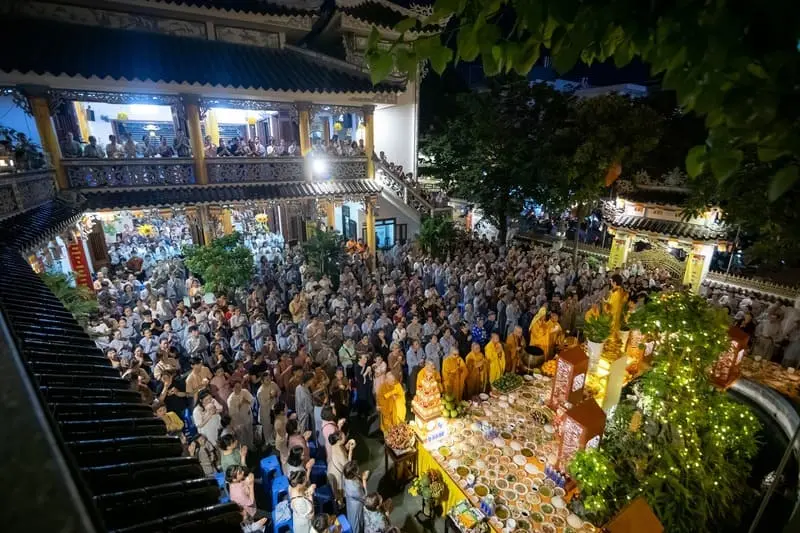 Ch&ugrave;a B&aacute;t Nh&atilde;, chốn cầu an thanh b&igrave;nh giữa l&ograve;ng Đ&agrave; th&agrave;nh 7