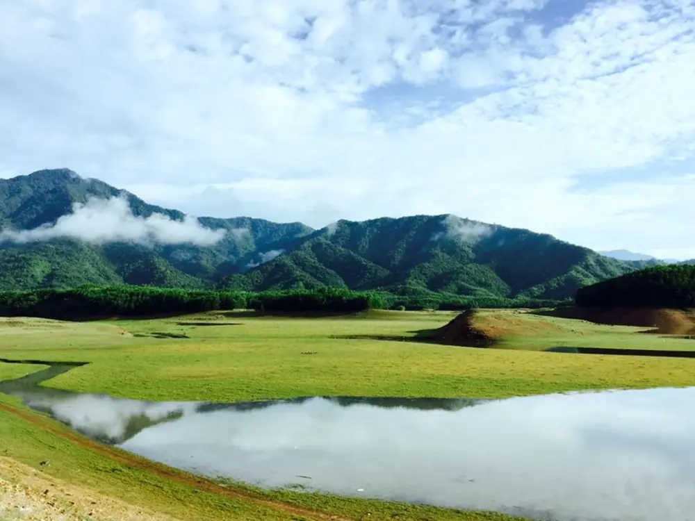 Hồ H&ograve;a Trung - Kh&aacute;m ph&aacute; n&eacute;t đẹp thi&ecirc;n nhi&ecirc;n thơ mộng tại Đ&agrave; Nẵng 3