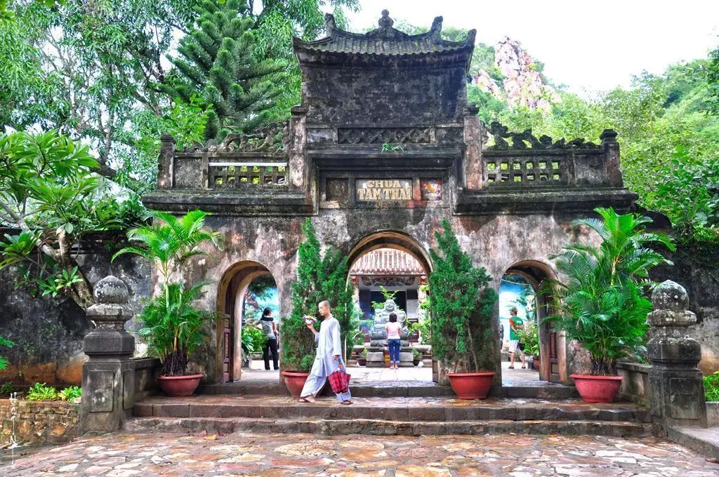 Kh&aacute;m ph&aacute; vẻ đẹp ch&ugrave;a Tam Thai - Ng&ocirc;i ch&ugrave;a cổ nổi tiếng tại Đ&agrave; Nẵng 5