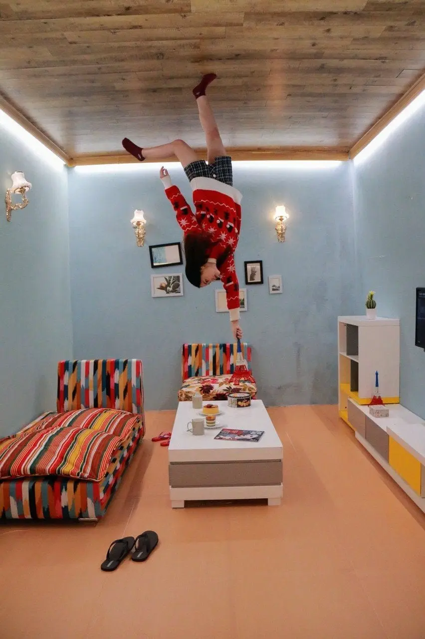 Quẩy banh n&oacute;c tại nh&agrave; đảo ngược, Upside down World Đ&agrave; Nẵng 3