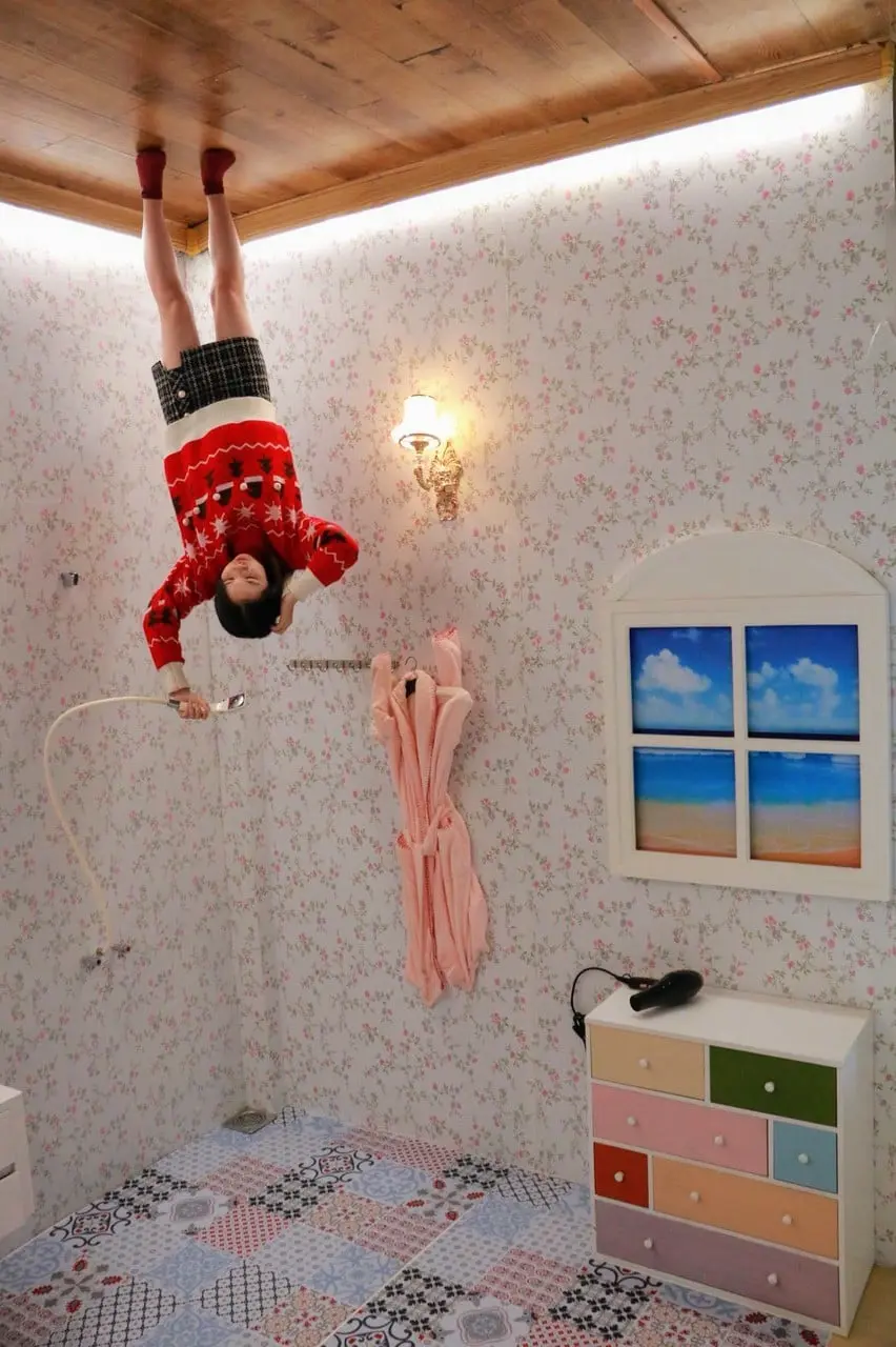 Quẩy banh n&oacute;c tại nh&agrave; đảo ngược, Upside down World Đ&agrave; Nẵng 7