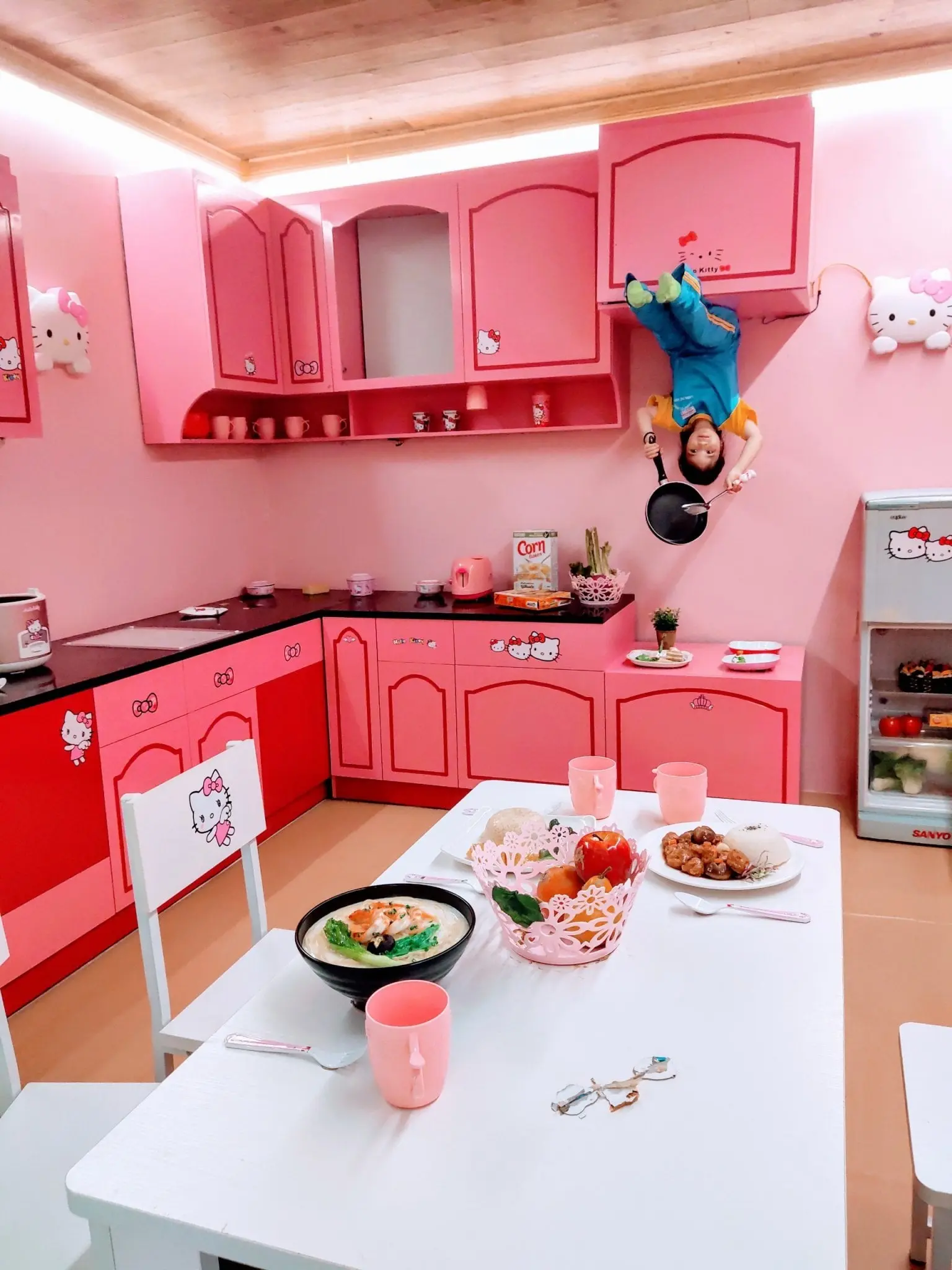 Quẩy banh n&oacute;c tại nh&agrave; đảo ngược, Upside down World Đ&agrave; Nẵng 14
