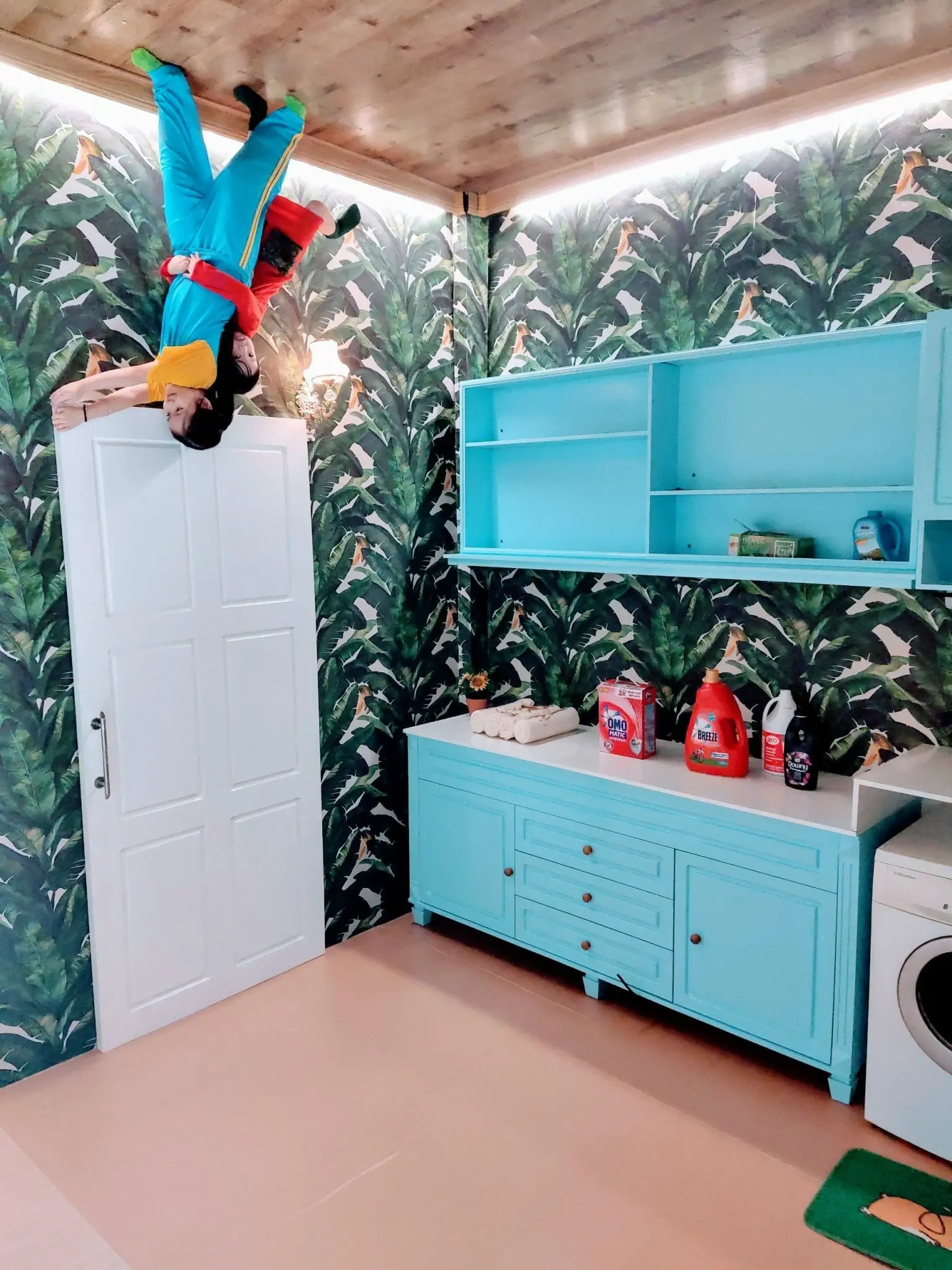 Quẩy banh n&oacute;c tại nh&agrave; đảo ngược, Upside down World Đ&agrave; Nẵng 11