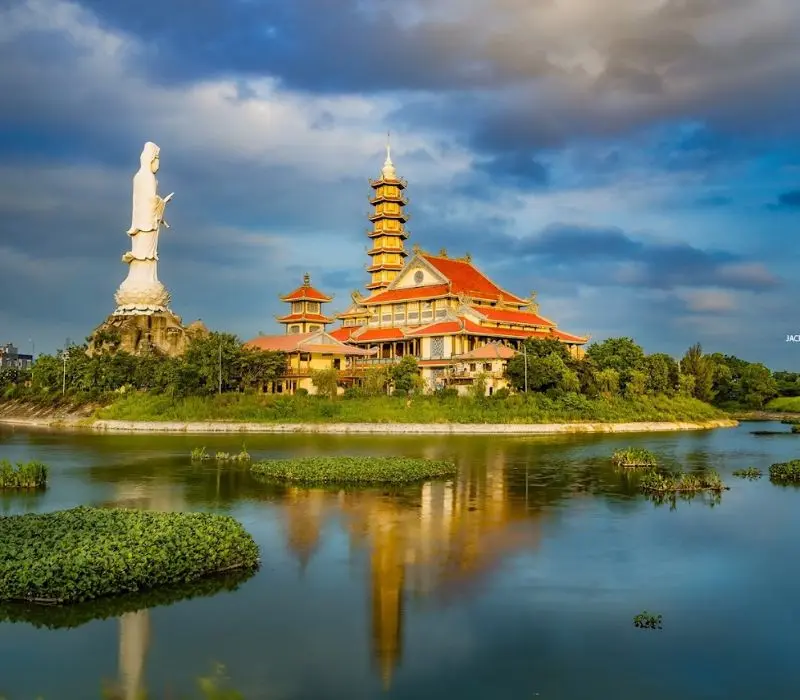 Top 14 ng&ocirc;i ch&ugrave;a Đ&agrave; Nẵng, c&otilde;i Phật linh thi&ecirc;ng giữa phố biển 16