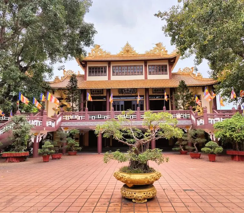 Top 14 ng&ocirc;i ch&ugrave;a Đ&agrave; Nẵng, c&otilde;i Phật linh thi&ecirc;ng giữa phố biển 15