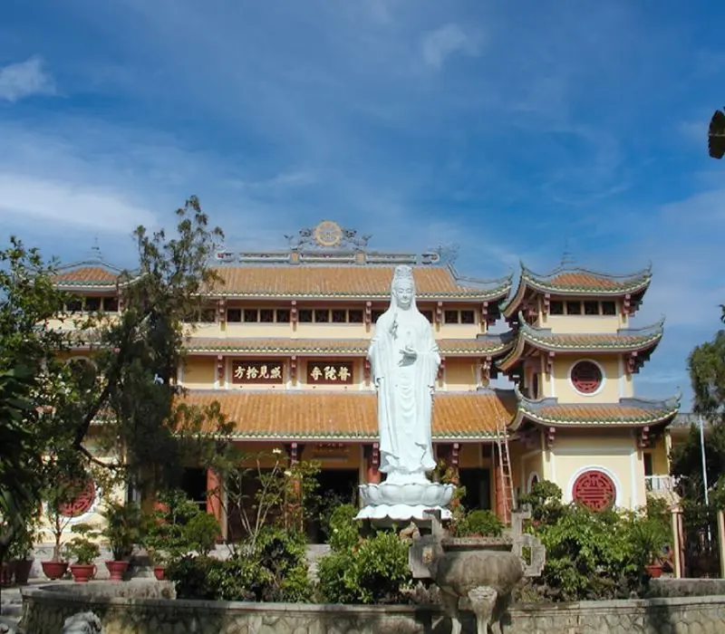 Top 14 ng&ocirc;i ch&ugrave;a Đ&agrave; Nẵng, c&otilde;i Phật linh thi&ecirc;ng giữa phố biển 13