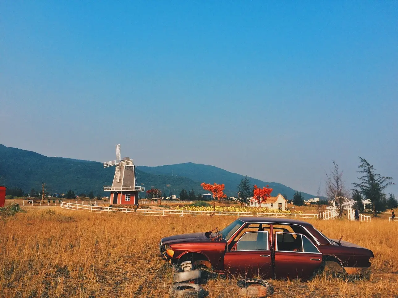 Phim trường Thuận Phước Field - Nơi tái hiện khung cảnh làng quê châu Âu giữa lòng Đà Nẵng