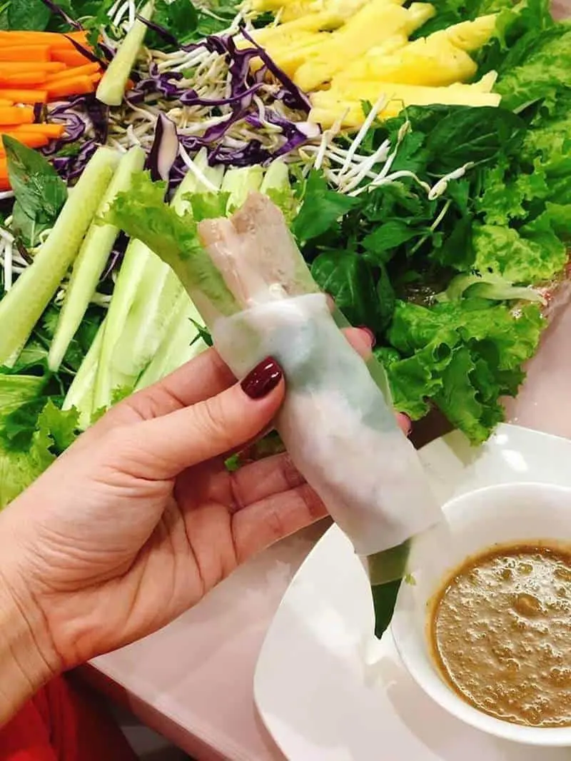 Bánh tráng cuốn thịt heo chợ Cồn - Món ăn lôi cuốn qua nhiều thế hệ ở Đà Nẵng
