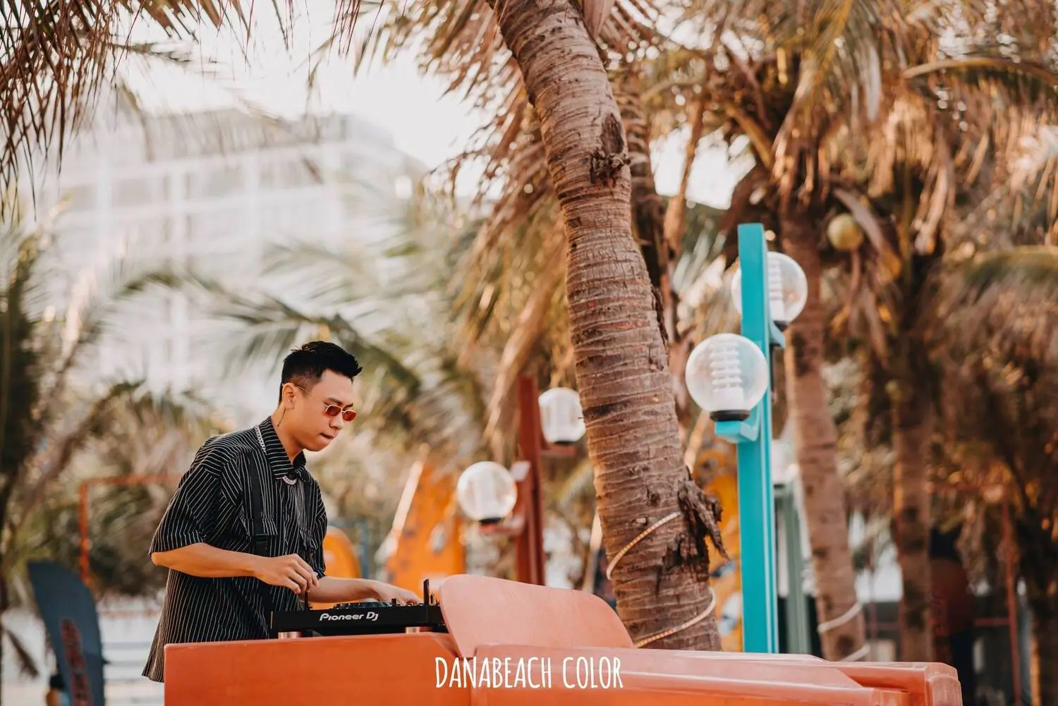 Danabeach Color - Qu&aacute;n c&agrave; ph&ecirc; b&atilde;i biển độc đ&aacute;o giữa l&ograve;ng Đ&agrave; Nẵng 16