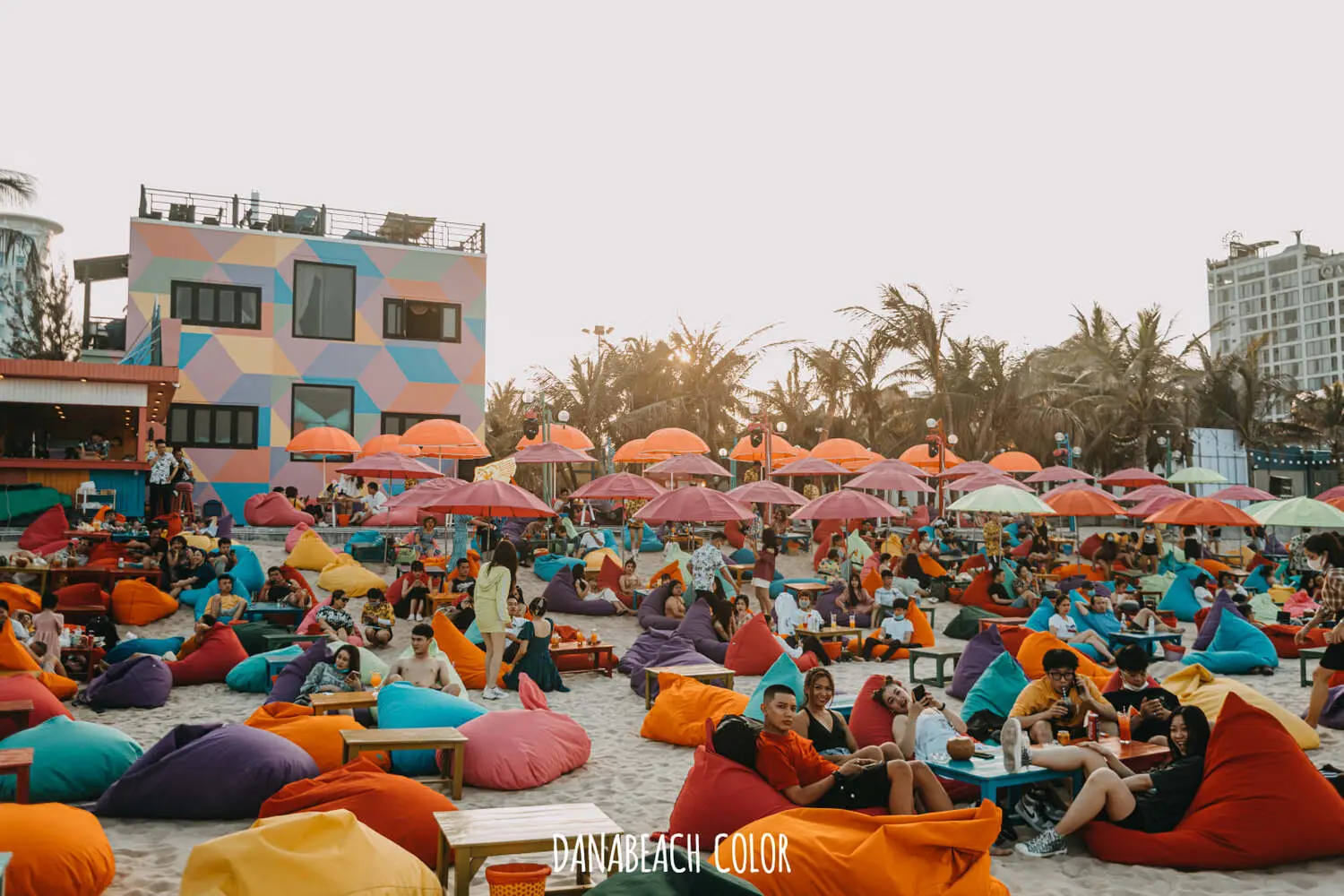 Danabeach Color - Qu&aacute;n c&agrave; ph&ecirc; b&atilde;i biển độc đ&aacute;o giữa l&ograve;ng Đ&agrave; Nẵng 2