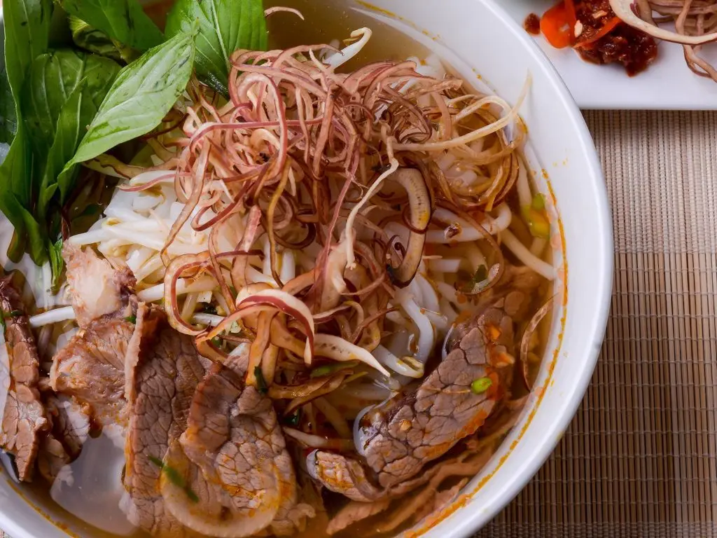 M&ecirc; mẩn B&uacute;n b&ograve; Huế b&agrave; Thương thơm ngon nức tiếng 3