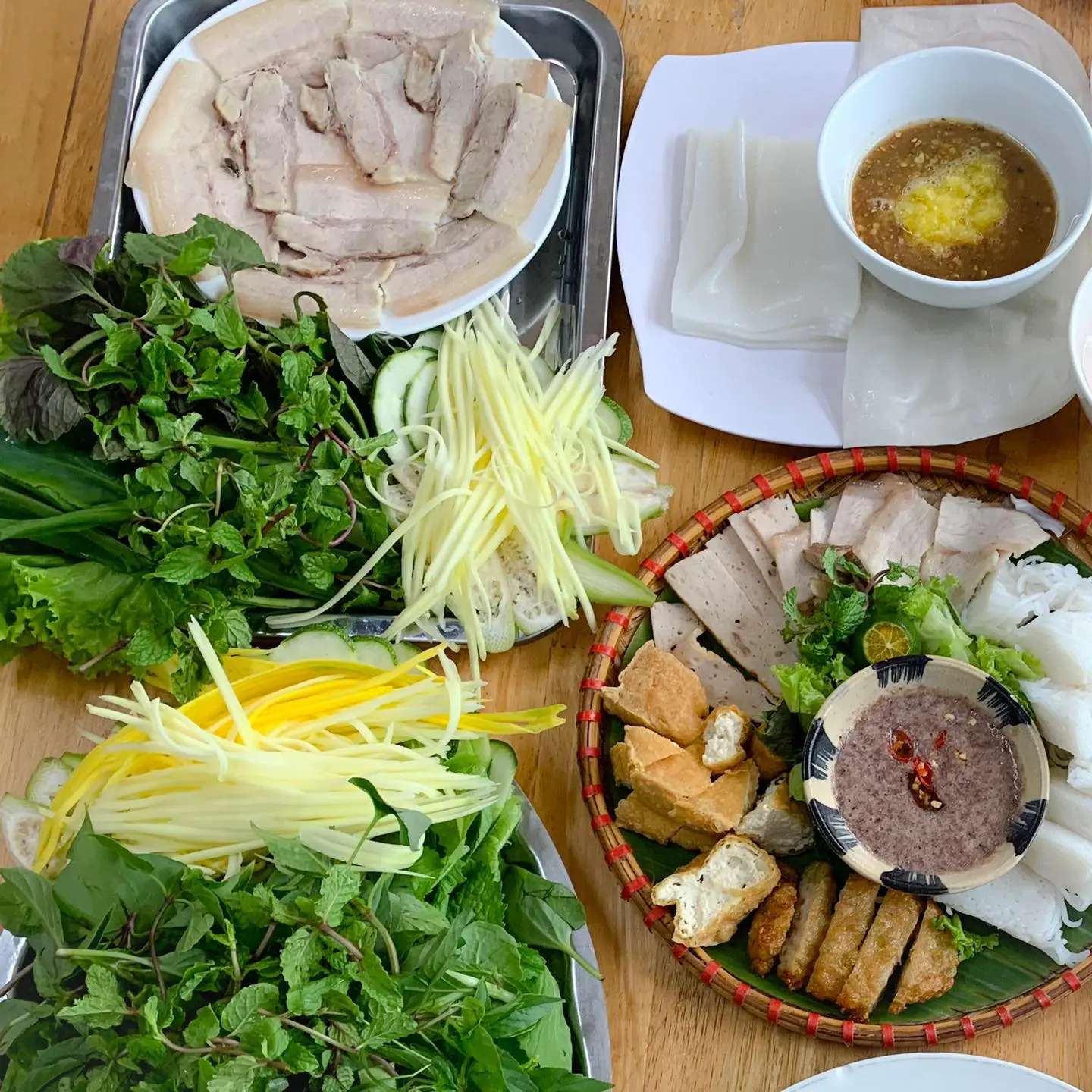 Muốn t&igrave;m qu&aacute;n b&aacute;nh tr&aacute;ng cuốn thịt heo Đ&agrave; Nẵng chuẩn vị phải bỏ t&uacute;i ngay danh s&aacute;ch n&agrave;y 5