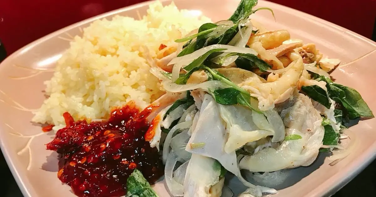 Qu&acirc;y quần c&ugrave;ng nhau tại Cơm g&agrave; Hồng Ngọc trứ danh Đ&agrave; Nẵng 8