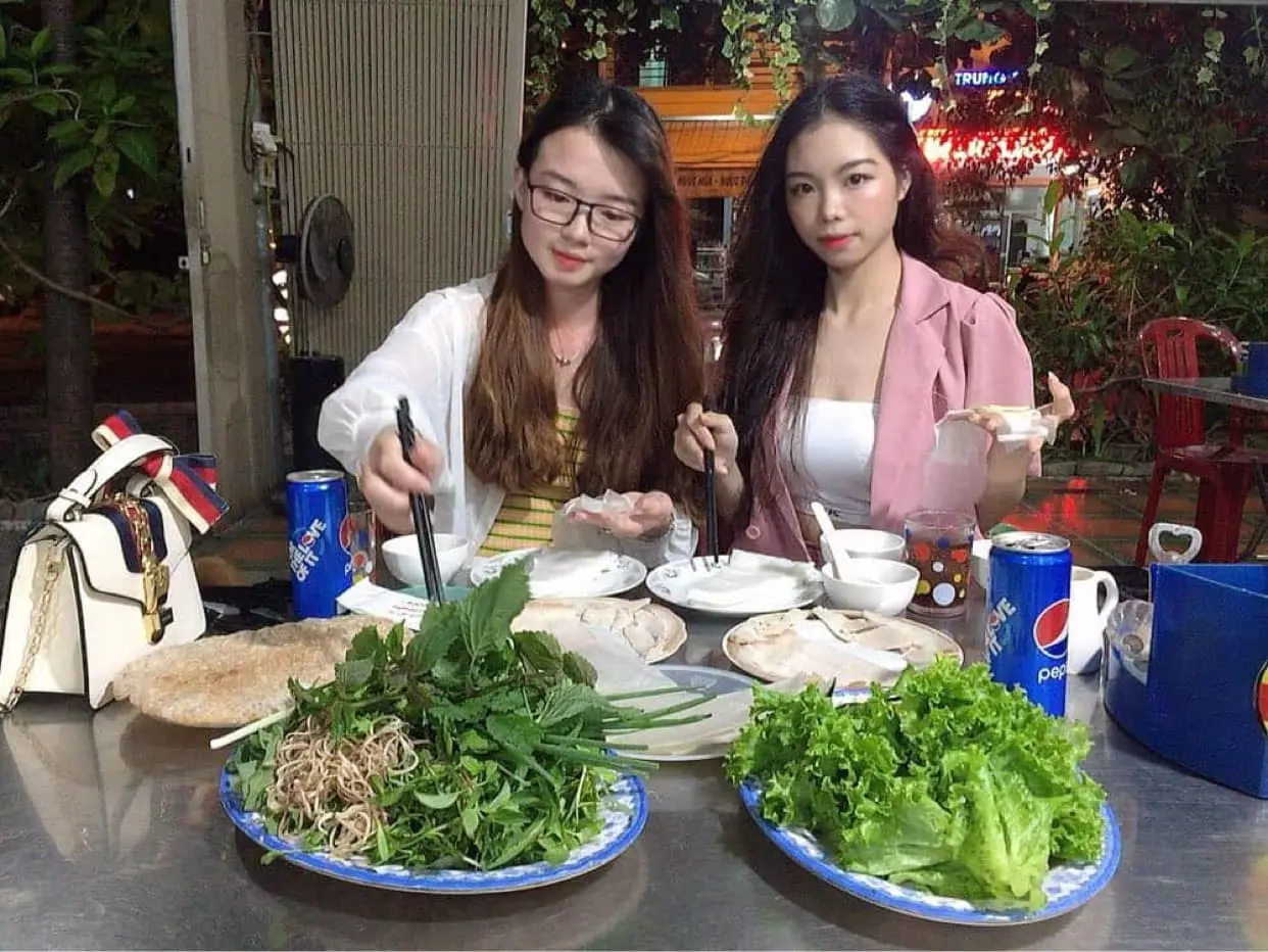 Thưởng thức hương vị ngon kh&oacute; cưỡng tại Qu&aacute;n Mậu - Đặc sản b&aacute;nh tr&aacute;ng cuốn thịt heo Đ&agrave; Nẵng 5