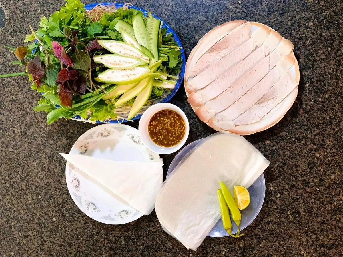 Thưởng thức hương vị ngon kh&oacute; cưỡng tại Qu&aacute;n Mậu - Đặc sản b&aacute;nh tr&aacute;ng cuốn thịt heo Đ&agrave; Nẵng 3
