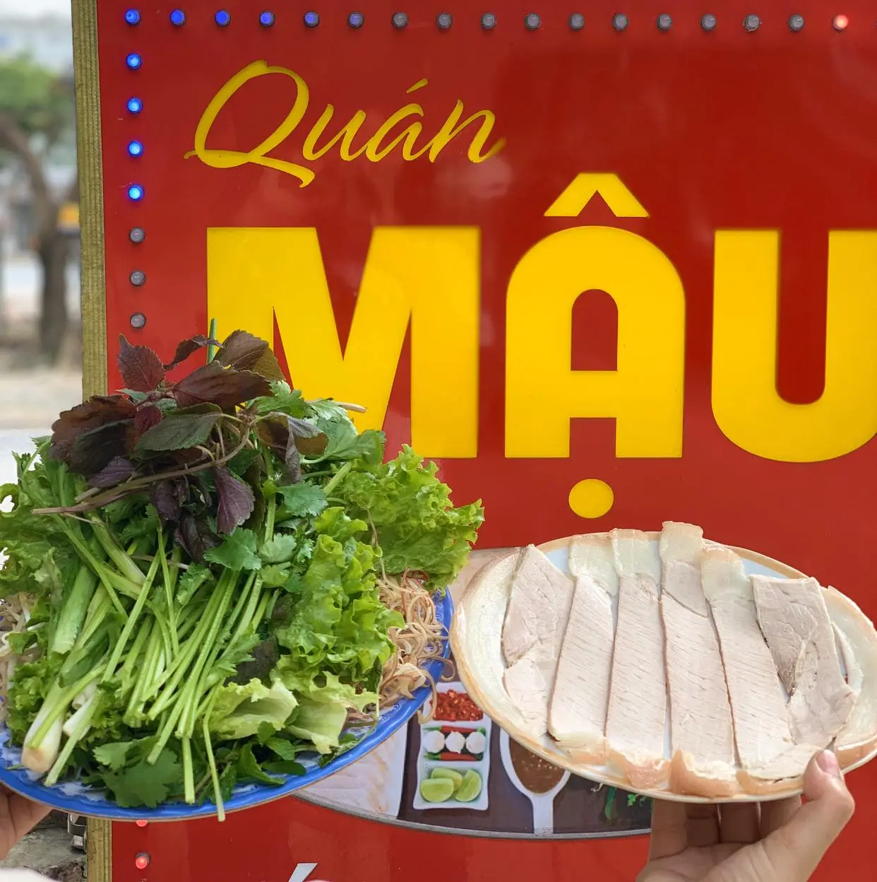 Thưởng thức hương vị ngon kh&oacute; cưỡng tại Qu&aacute;n Mậu - Đặc sản b&aacute;nh tr&aacute;ng cuốn thịt heo Đ&agrave; Nẵng 2