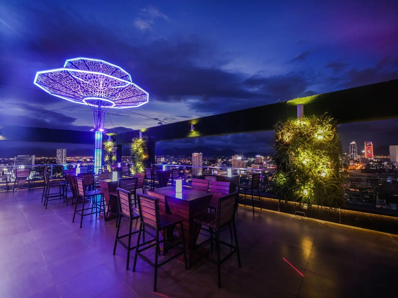 Top View Bar Da Nang - Điểm nh&igrave;n ngắm to&agrave;n th&agrave;nh phố từ tr&ecirc;n cao 6