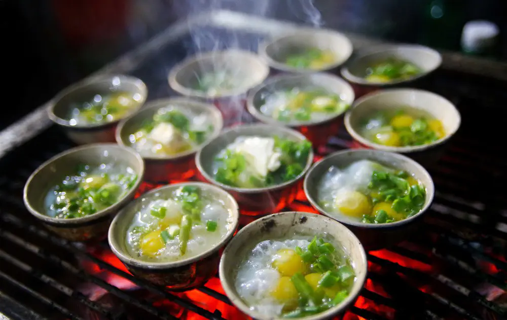 Trứng c&uacute;t đ&uacute;t than với ph&ocirc; mai - B&eacute;o b&eacute;o, b&ugrave;i b&ugrave;i ngon kh&oacute; cưỡng 3