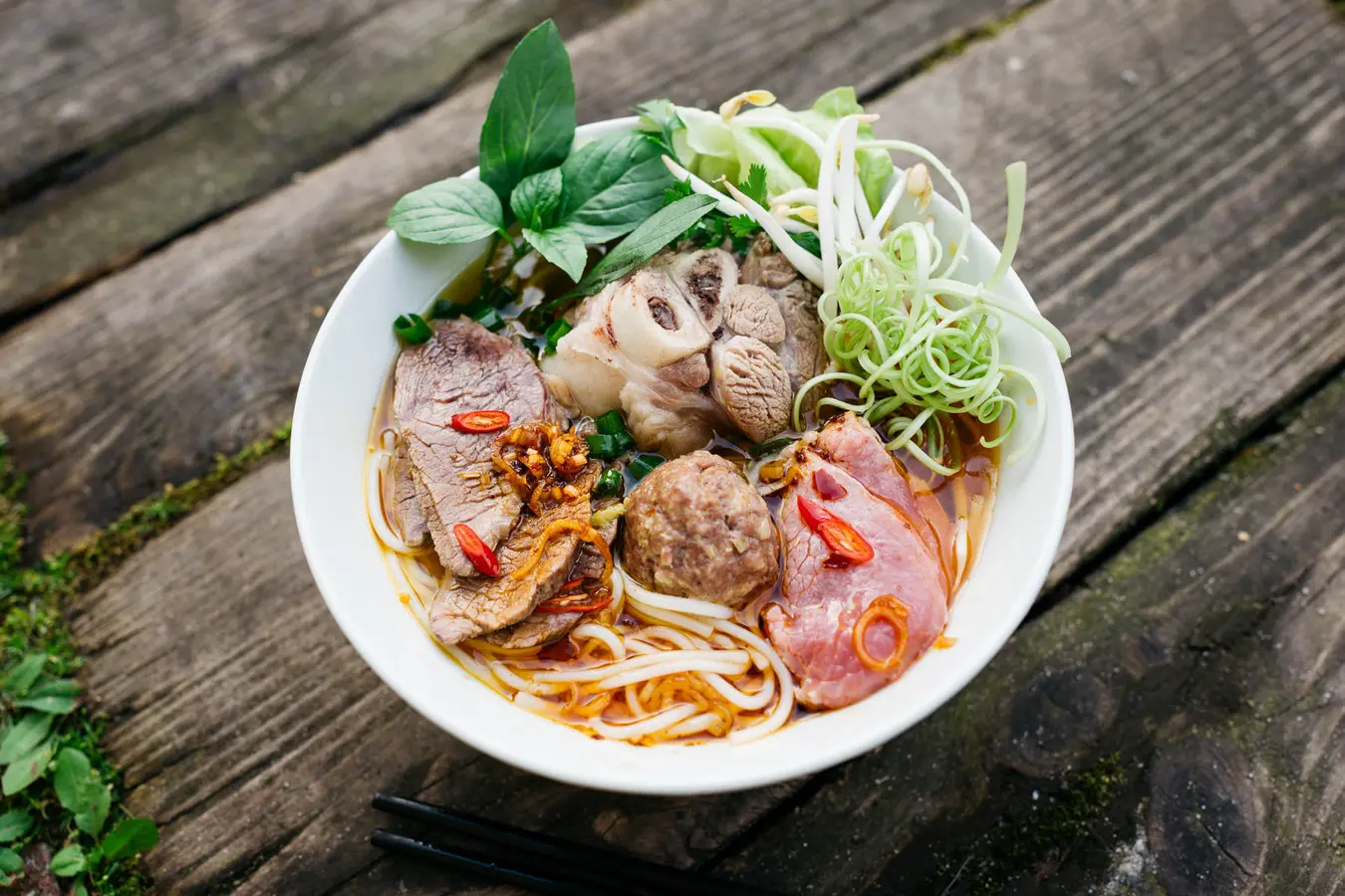 Mê mẩn Bún bò Huế bà Thương thơm ngon nức tiếng