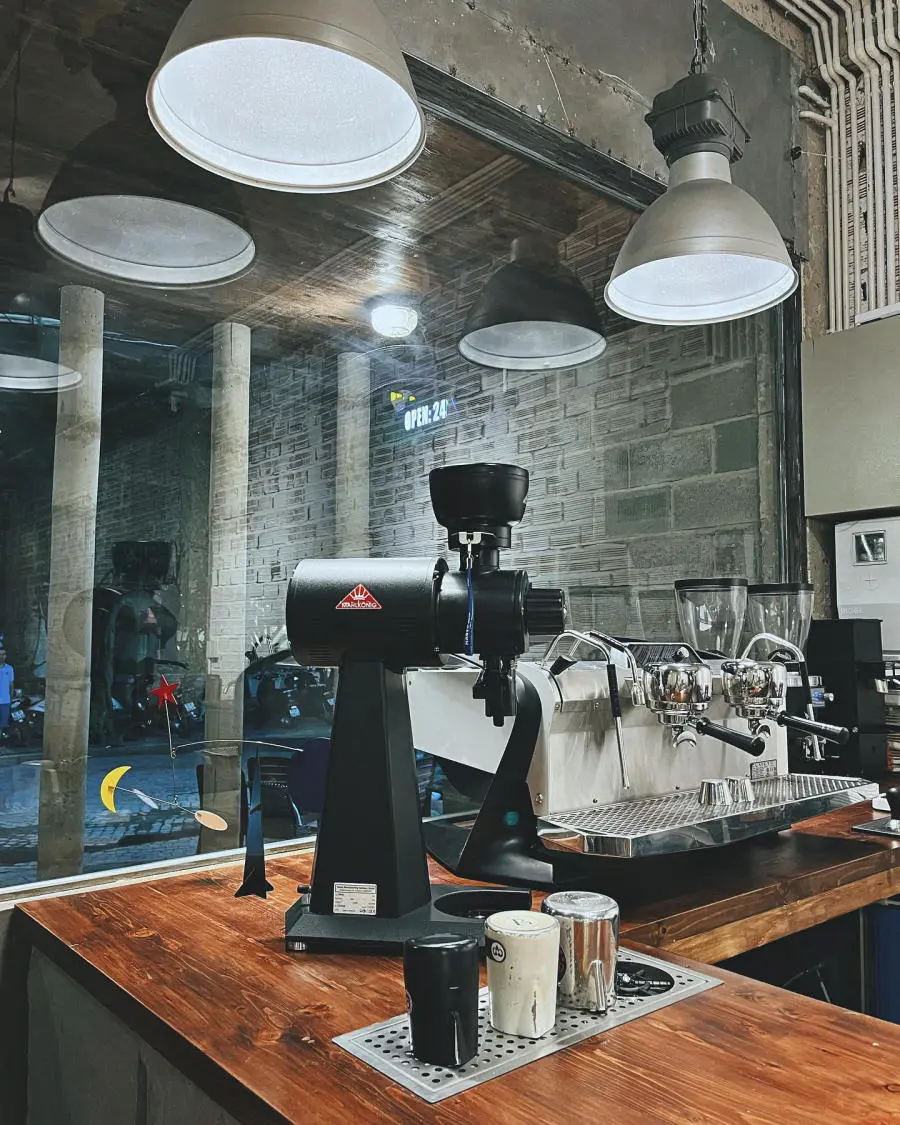 Check in Dng coffee tr&ecirc;n phố An Thượng mang phong c&aacute;ch tối giản 4