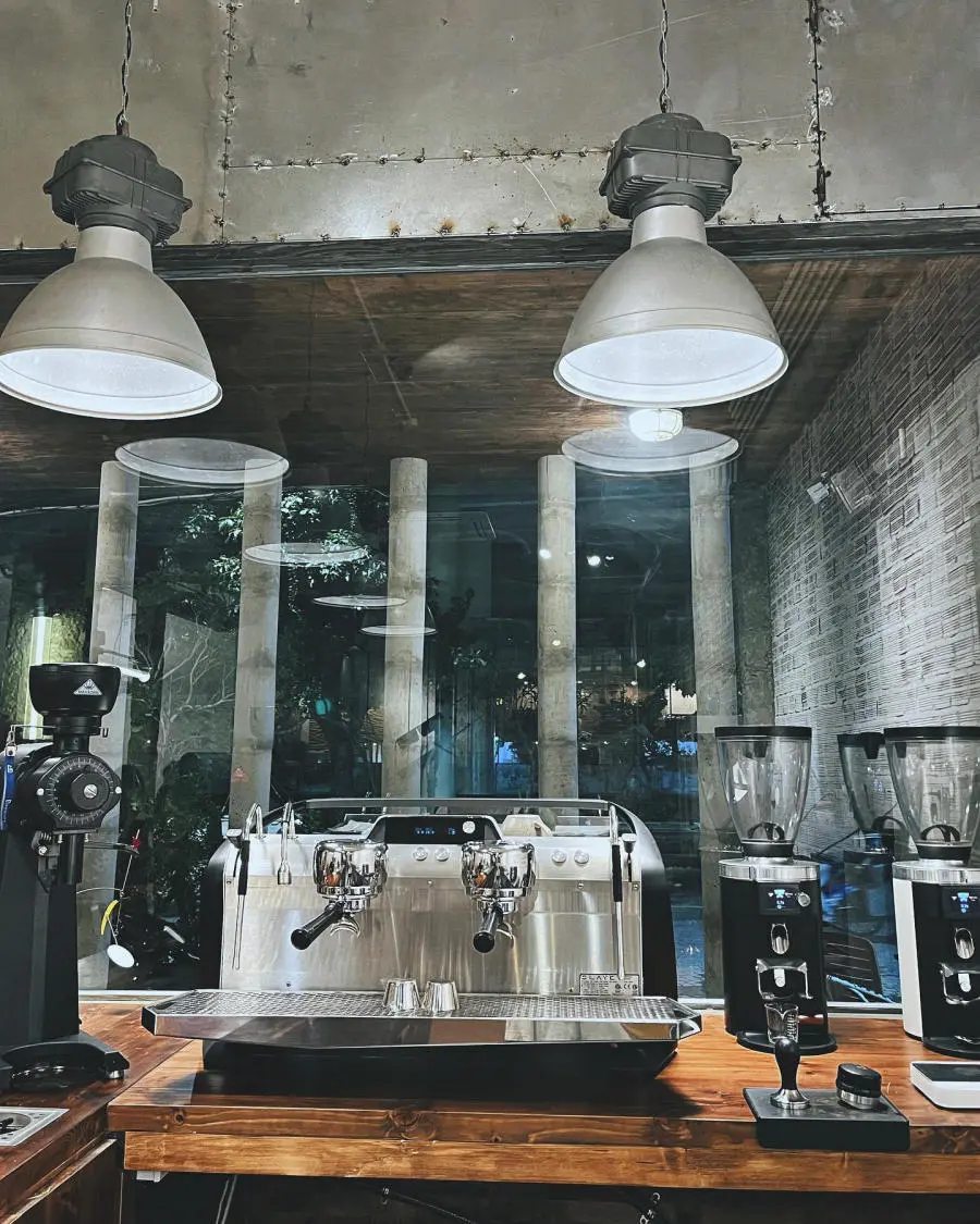 Check in Dng coffee tr&ecirc;n phố An Thượng mang phong c&aacute;ch tối giản 6