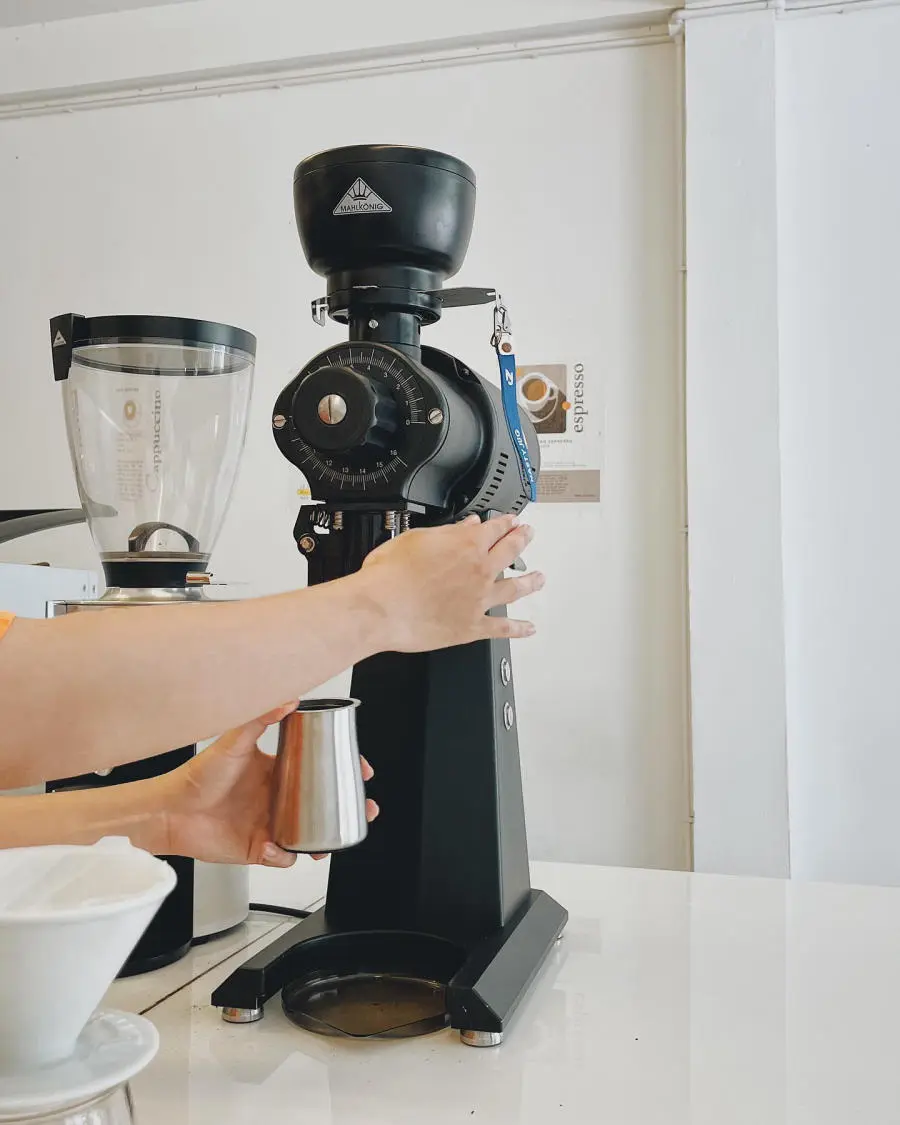 Check in Dng coffee tr&ecirc;n phố An Thượng mang phong c&aacute;ch tối giản 10