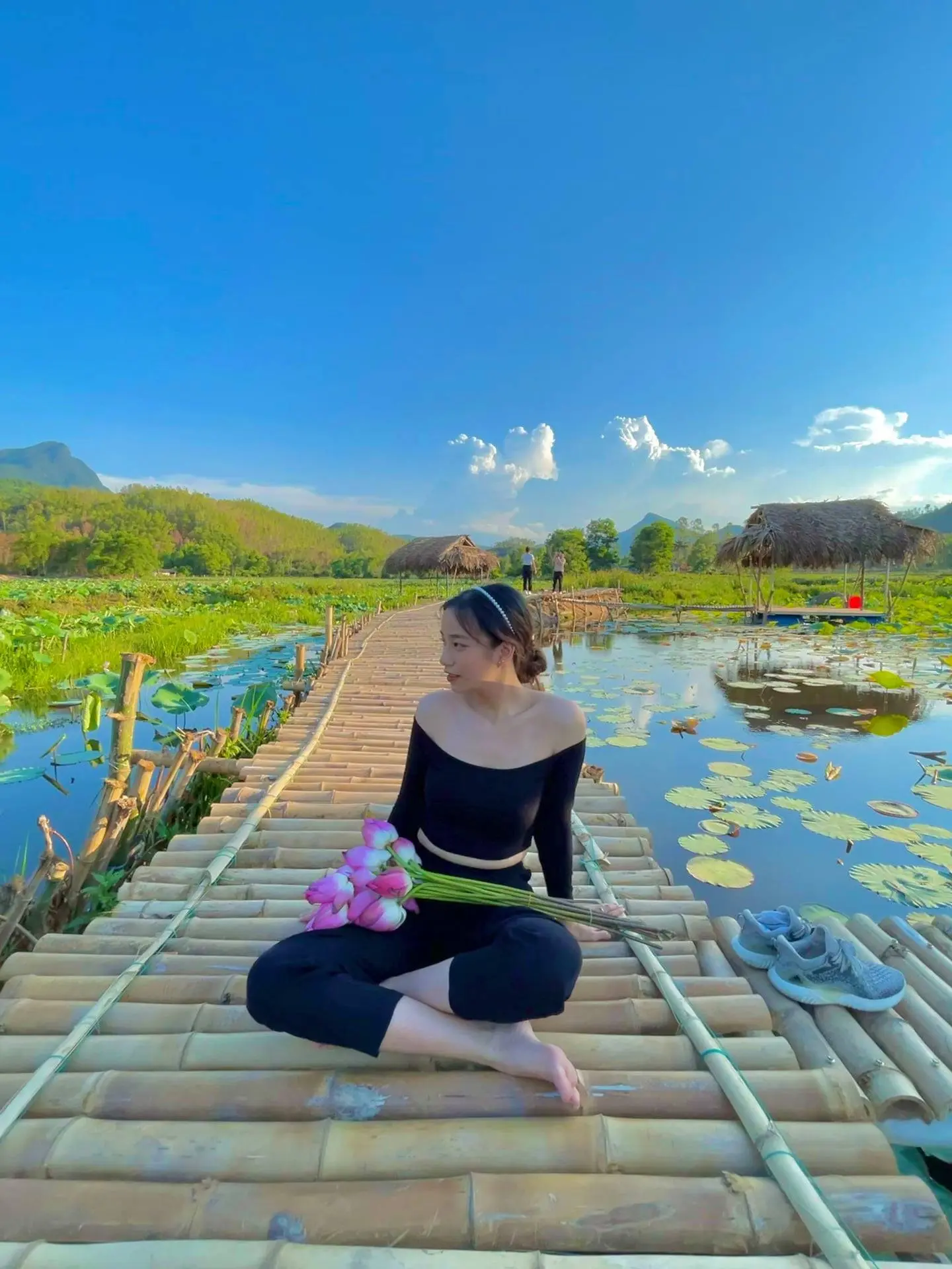 Chi&ecirc;m ngưỡng vẻ đẹp kh&oacute; cưỡng của Đầm Sen Tr&agrave; L&yacute; 9