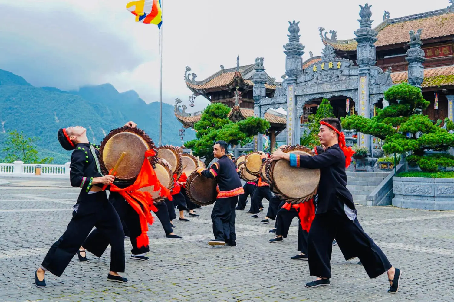 Đến B&agrave; N&agrave; Hills kh&aacute;m ph&aacute; l&agrave;ng Ph&aacute;p đầy thơ mộng 6